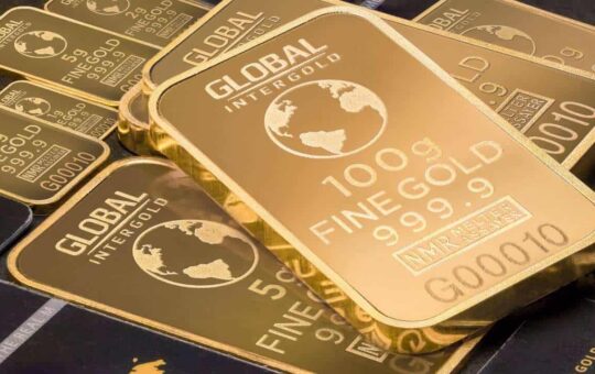 Is Gold Still a "Boomer Rock" Next to Bitcoin? Not This Year, Says Bloomberg Analyst