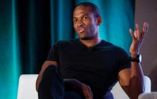 Arthur Hayes warns Tether's Bitcoin and gold bet exposes it to major downside risk