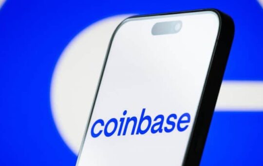 Coinbase stock sinks 6% as analysts slash targets ahead of earnings