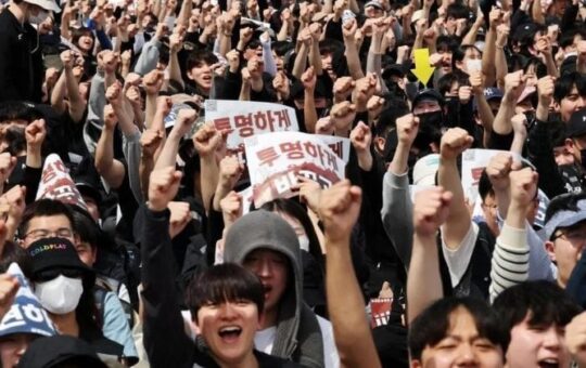 Samsung Electronics and union hold last-ditch talks to avert strike threatening global supply chains